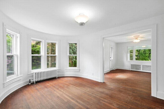 Building Photo - 290 Soundview Ave