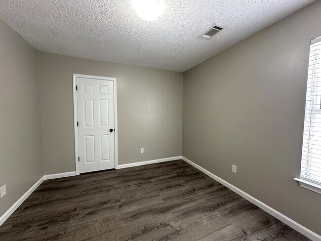 Building Photo - 329 Dahlquist Dr