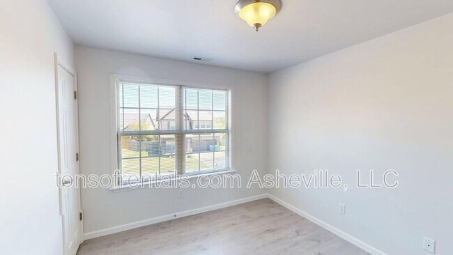 Building Photo - 33 Mallard Run Dr