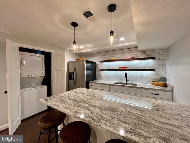 Building Photo - 909 St Stephens Rd