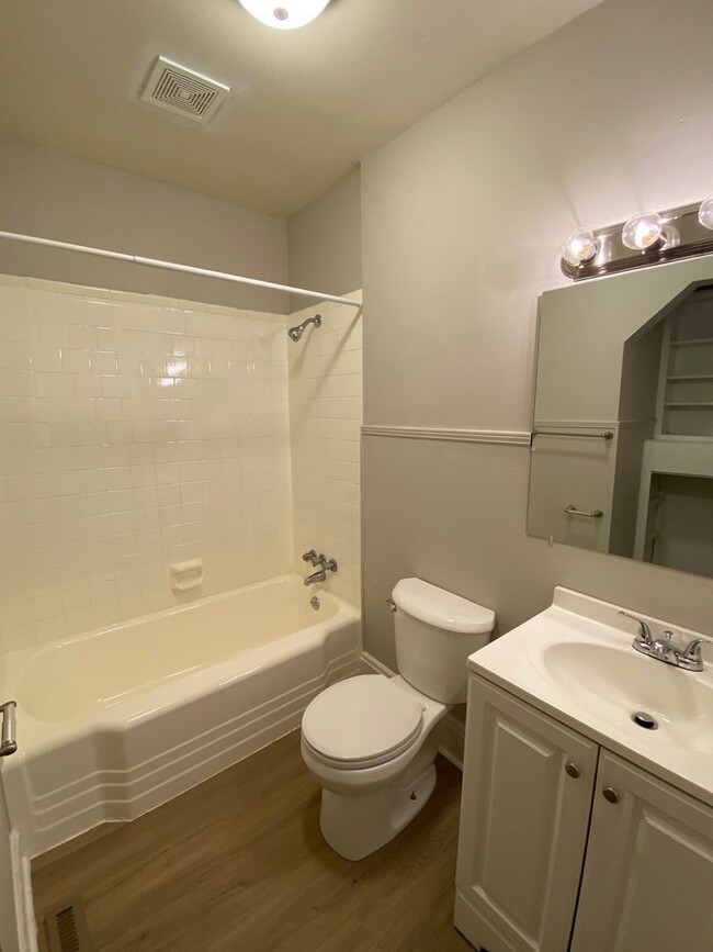 Building Photo - Cleveland Park large 2 bed / 1 bath remode...