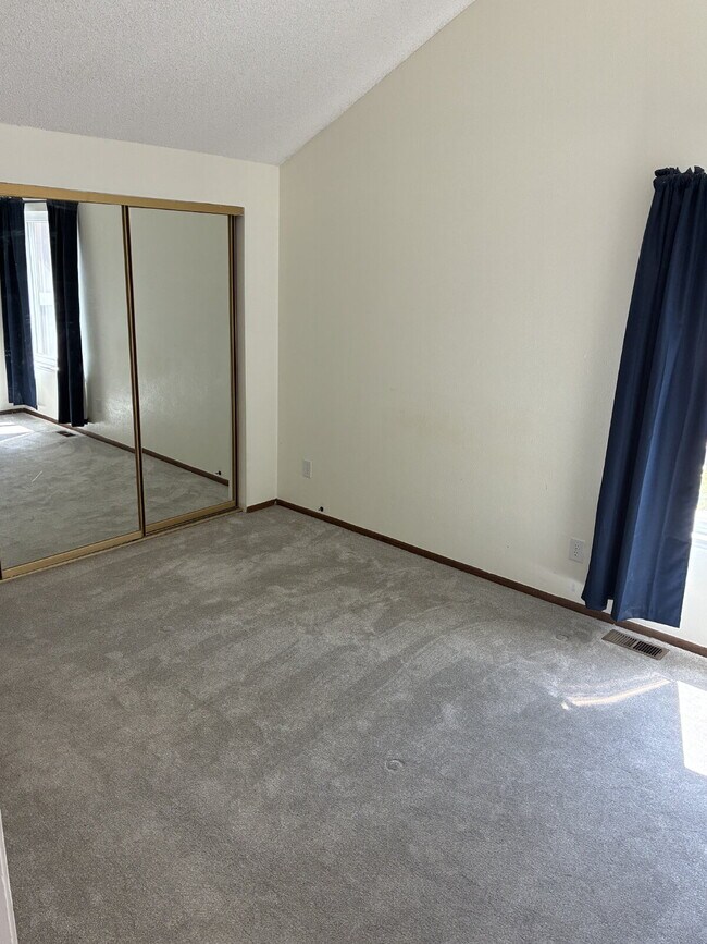 Building Photo - Beautiful Townhome - 4 Bedrooms 3 Bathroom with 2 Additional Bonus Rooms!