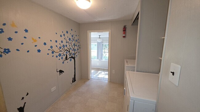 Building Photo - Quaint 3 Bedroom, one and a half bath home close to downtown St Augustine off SR 16