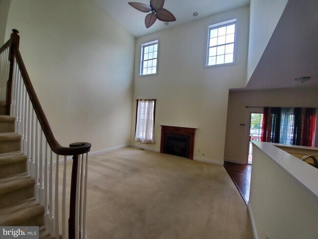 Building Photo - 102 Burnet Crescent