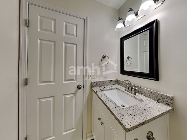 Building Photo - 2114 Debbie Ln