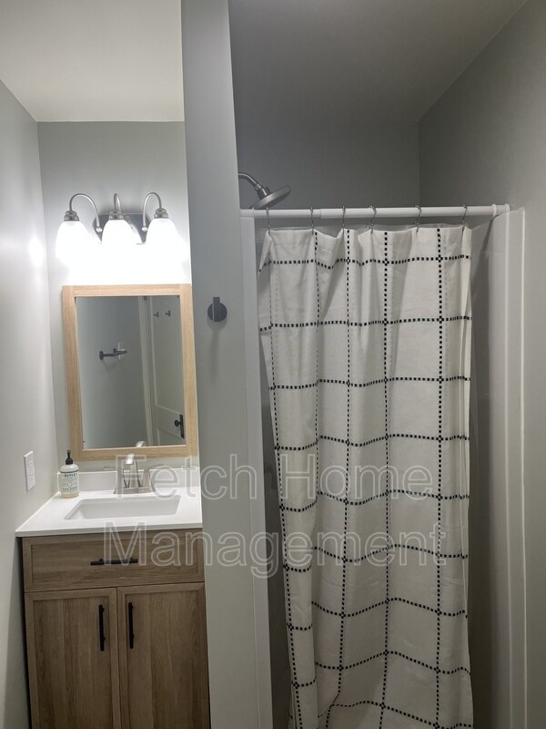 Building Photo - 836 W Main St