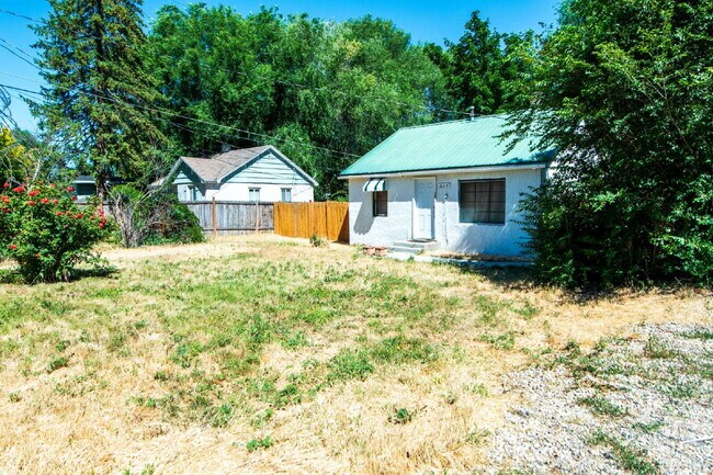 Building Photo - Huge Yard!