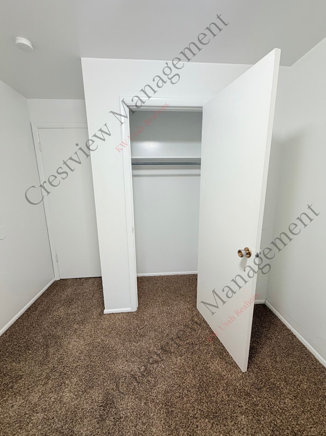 Building Photo - 549 Stringham Ave