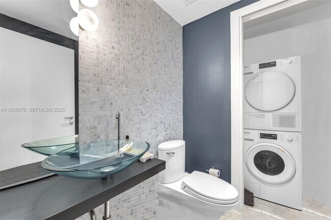 Building Photo - 200 Biscayne Blvd Way