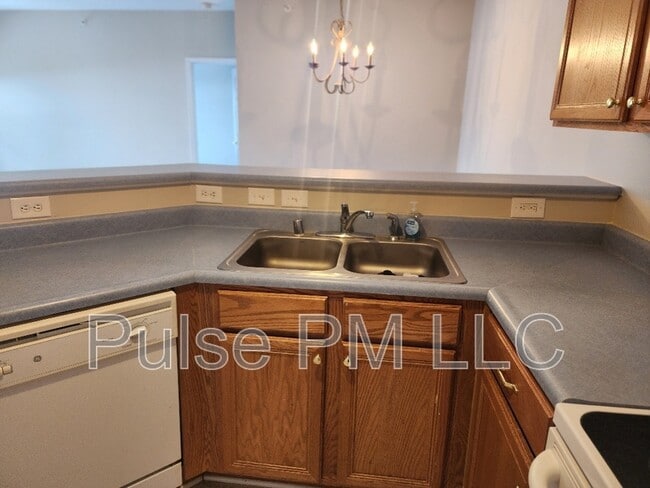 Building Photo - 985 Mistflower Ln