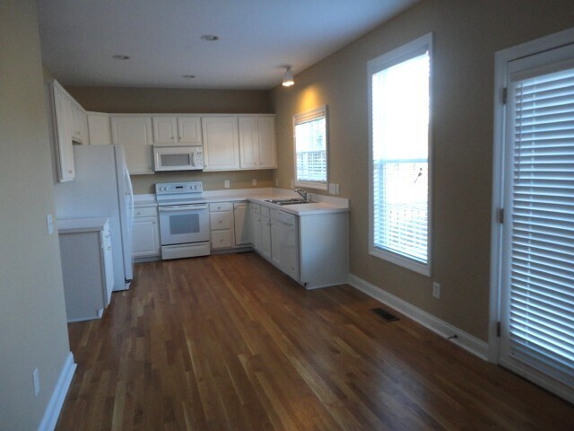 Building Photo - 6385 Clubside Dr