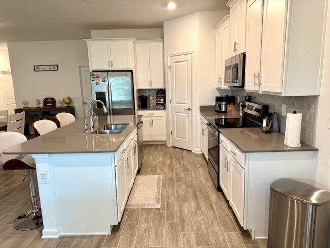Building Photo - Spacious 4 bedroom 2.5 Bath, Fully Furnish...