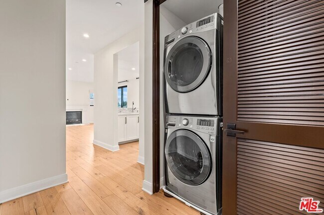 Building Photo - 10647 Ashton Ave