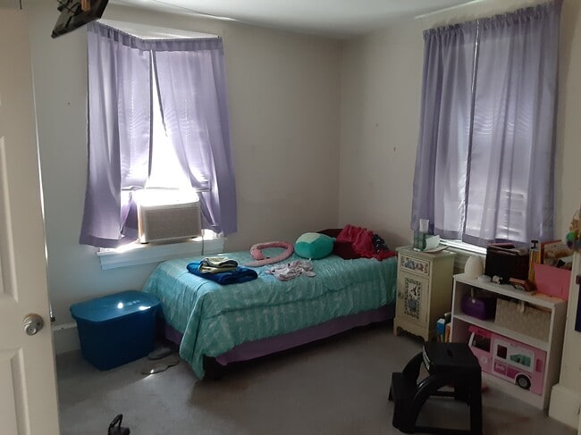 bedroom 1 - 210 W Montgomery Ave