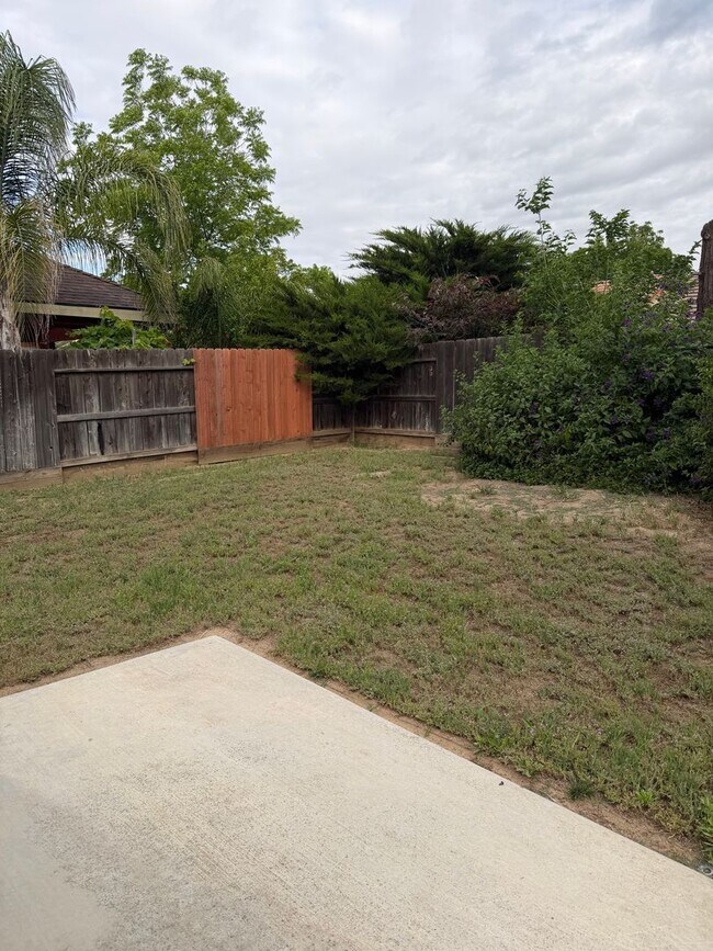 Building Photo - For Rent: 3 bedroom 2 bath