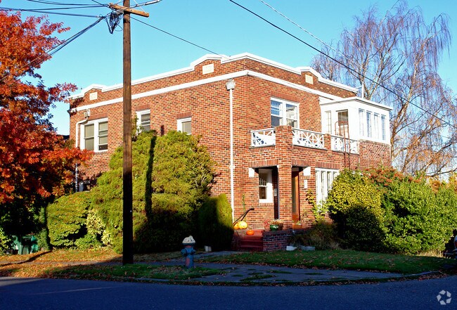 Primary Photo - 400 Blaine St