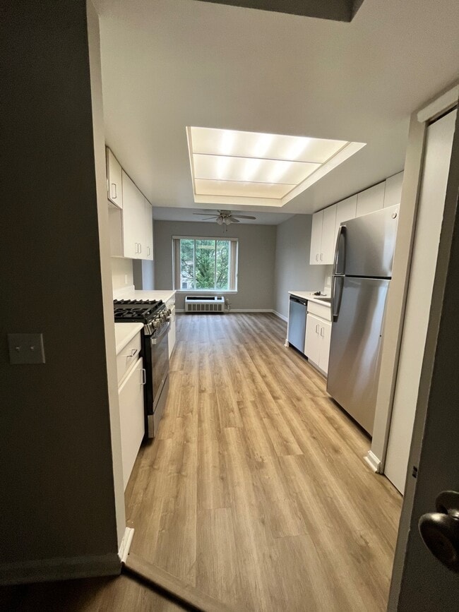 Building Photo - 121 Wellington Ct