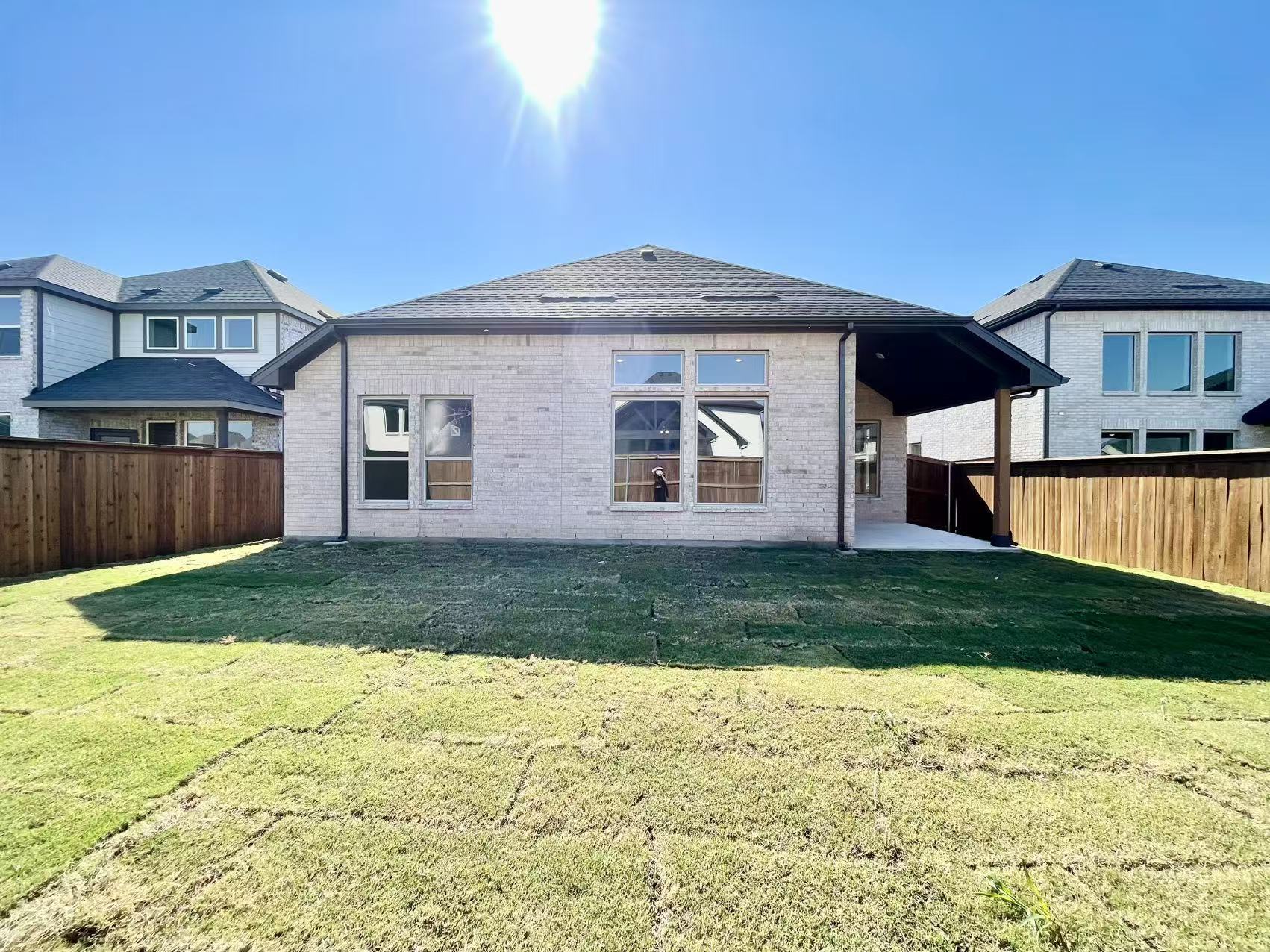 Building Photo - 16205 Garden Dr