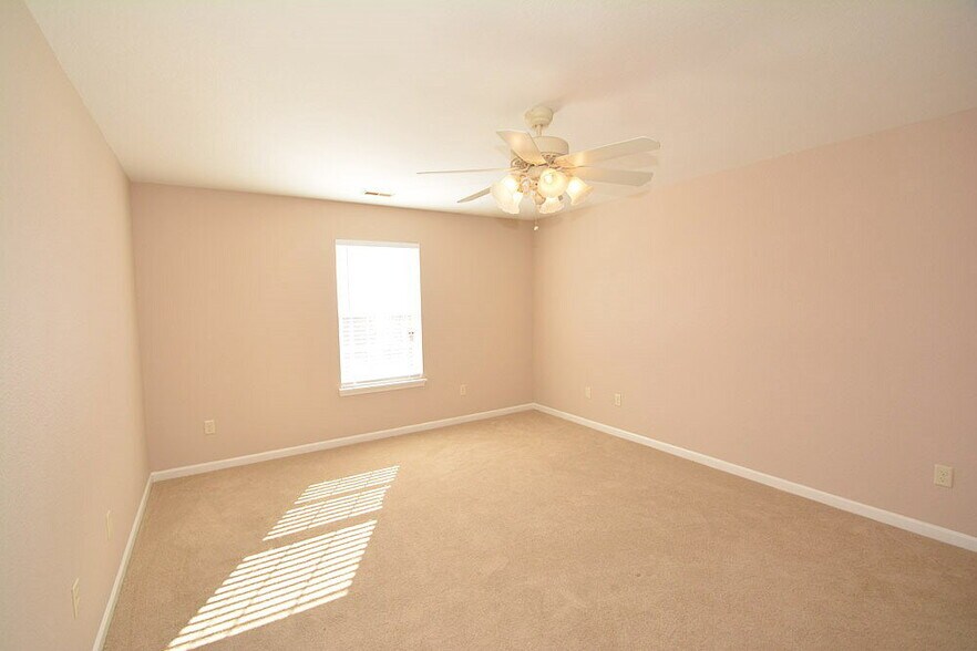 Building Photo - 285 Pennwood Ln
