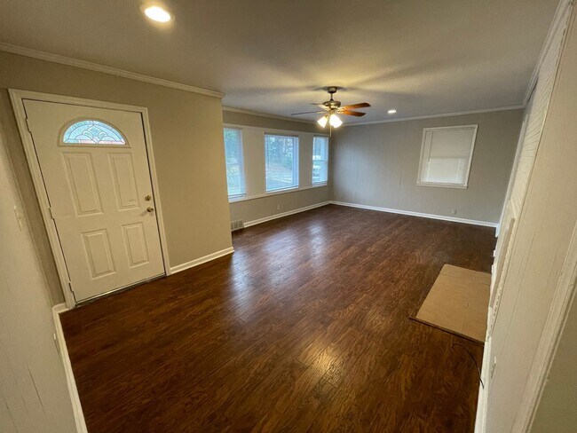 Building Photo - Charming 3 Bedroom Home Just Outside Uptown!