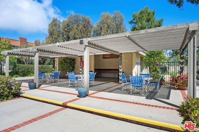 Building Photo - 27912 Ridgecove Ct N