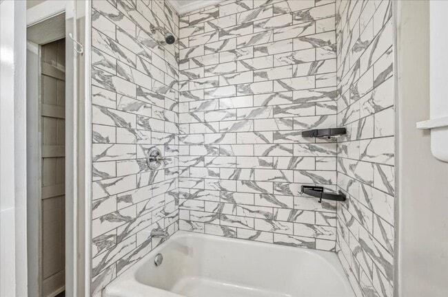 Building Photo - Charming 3-Bedroom Home with Large Fenced Yard in Richmond Hill!