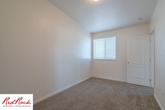 Building Photo - Enjoy Scenic Ivins Living – 3-Bed, 2-Bath ...