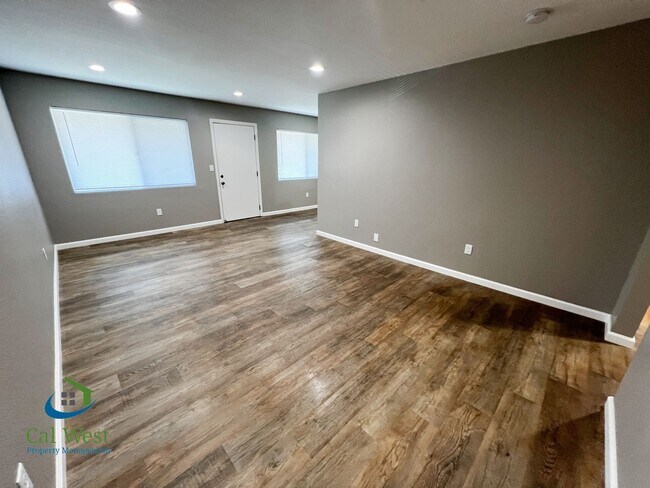 Building Photo - $2695 Remodeled 2 Bed/1 Bath Upstairs Unit