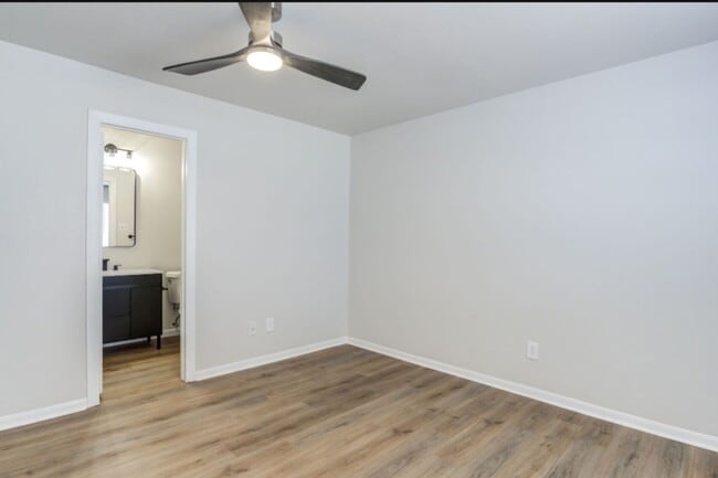 Building Photo - Newly remodeled 3 bad 2 bath near South Lo...