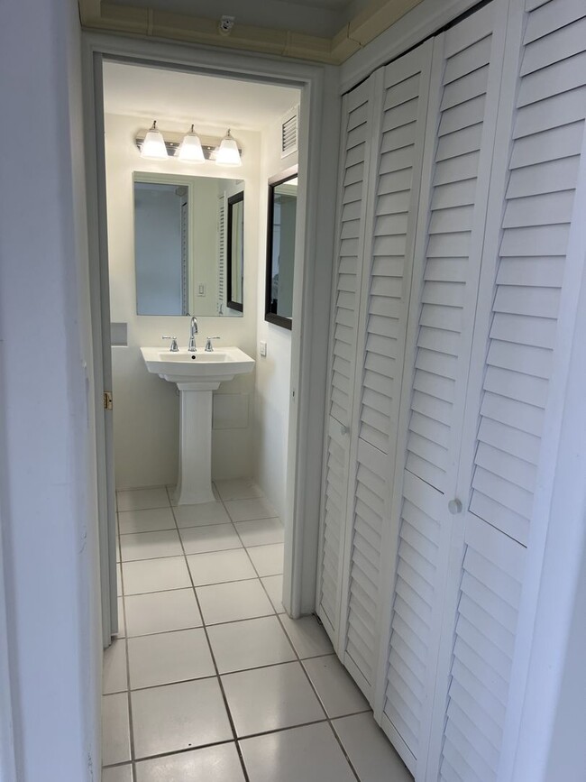Building Photo - Studio available at the Marco Polo