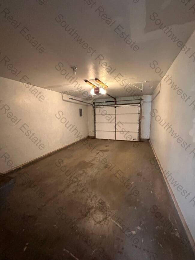 Building Photo - Spacious 2 story condo.