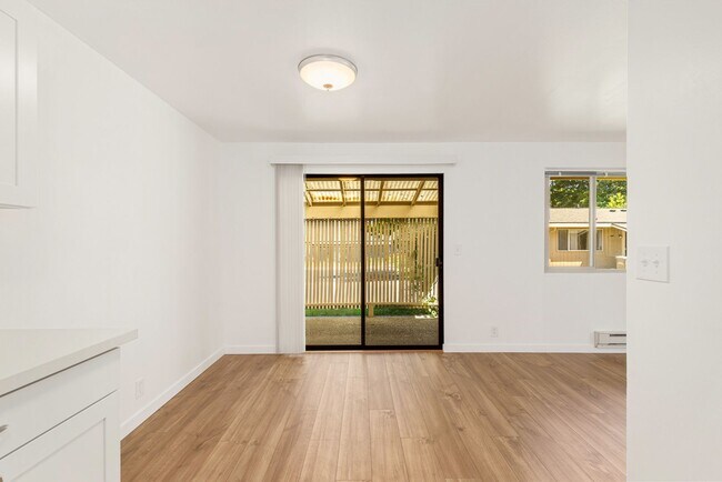 Building Photo - Downtown Issaquah 2 Bedroom 1 Bath Duplex