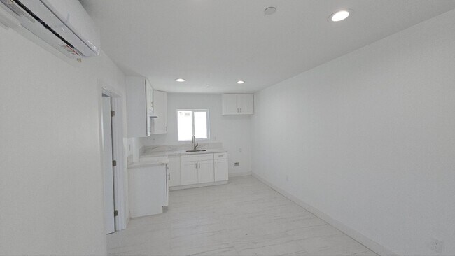 Building Photo - 1319 E 59th Pl