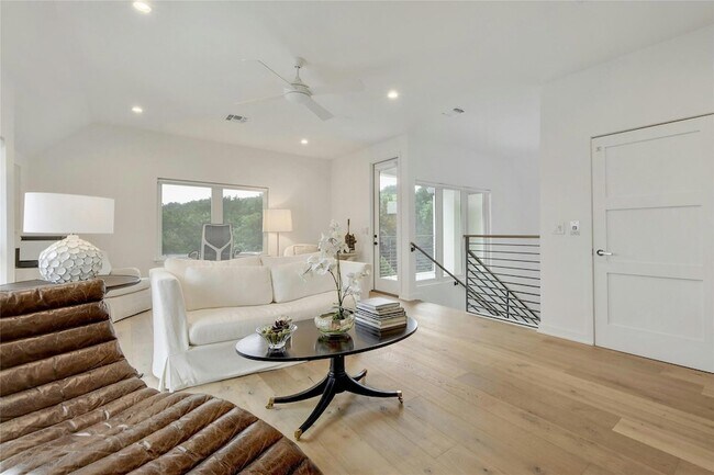 Building Photo - 2510 Sutherland St