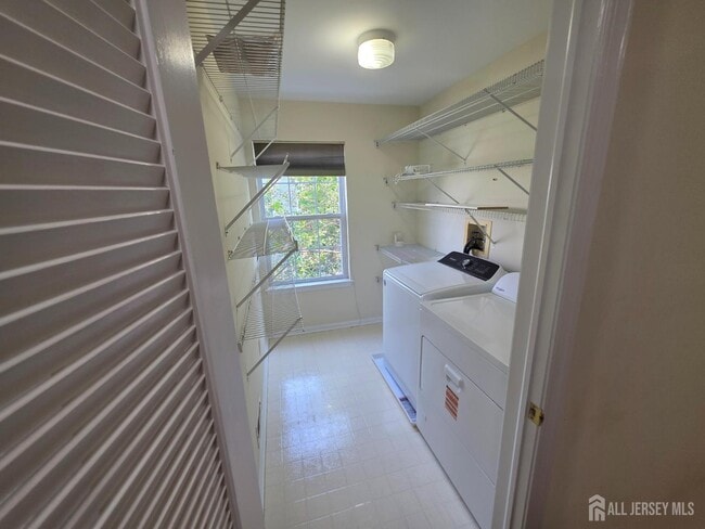 Building Photo - 1301 Dahlia Cir