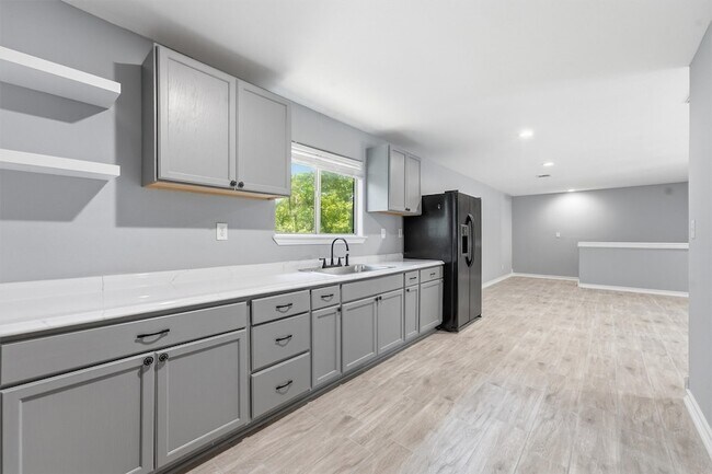 Building Photo - 15621 Northland Dr
