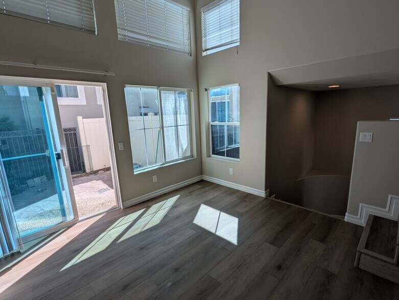 Building Photo - 211 Montana del Lago Dr