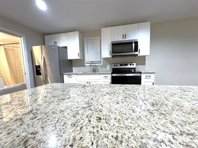 Building Photo - 33 1/2 Oak St