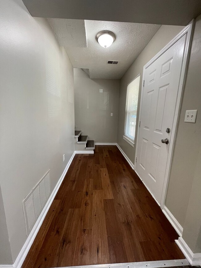 Building Photo - Newly Renovated Just For You!