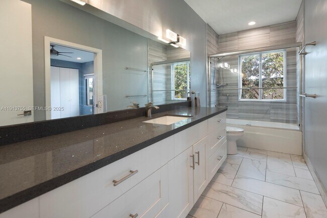 Building Photo - 4920 NE 1st Terrace