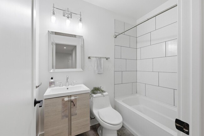 Building Photo - 1102 Summit St