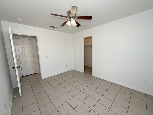 Building Photo - 919 Farmington Rd