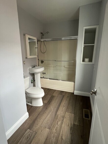 Bathroom - 635 Broadway St