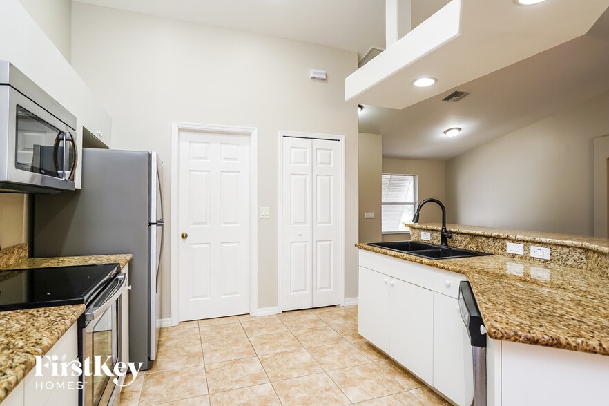 Building Photo - 4028 NE 10th Pl