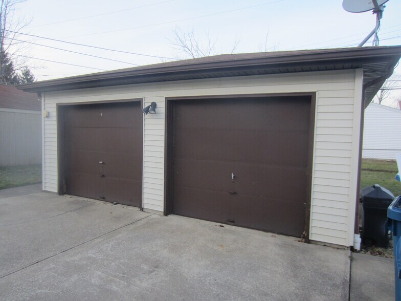 left side garage - 2436 Grovewood Ave