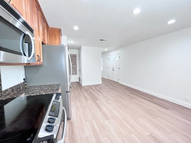 Building Photo - Updated and Move-In Ready 3BD/2BA, Single-...