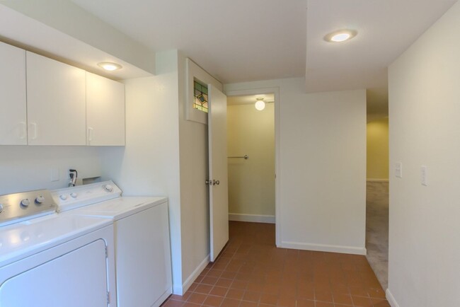 Building Photo - 3Bd/1.75Ba Seattle House