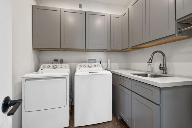 Building Photo - 41750 Hermitage Dr