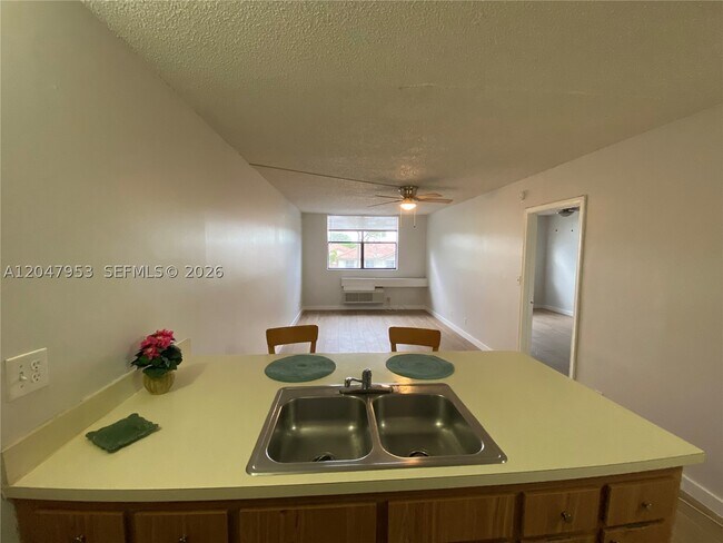 Building Photo - 2501 Riverside Dr