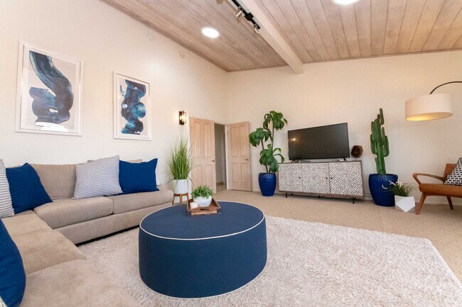 Building Photo - Amazing La Jolla North PB home with panora...